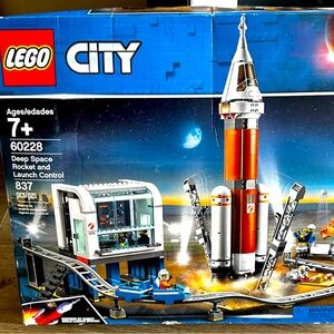 LEGO CITY: Deep Space Rocket and Launch Control (60228)